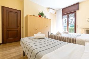 a hotel room with two beds and a window at Sleep & Fly - Immobili e Soluzioni Rent in Orio al Serio