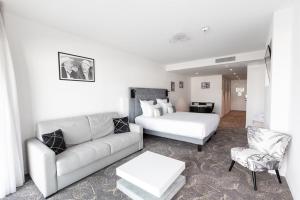 a living room with a couch and a bed at Le Barracuda & Spa, pieds dans l'eau, vue mer, espace bien-être offert in Brest