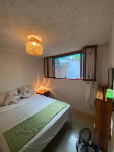 a bedroom with a bed and a window at El Barquero in Puerto Baquerizo Moreno