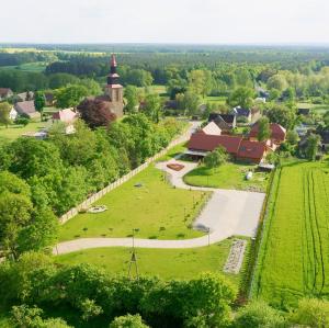 スタルガルトにあるGospodarstwo Kochańscyの教会のある小さな村の空中風景