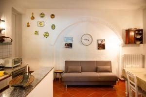 a living room with a couch in a kitchen at Casale Gli Ulivi in Orbetello