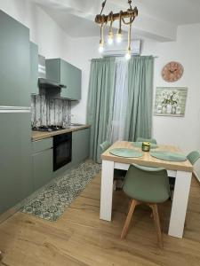 a kitchen and dining room with a table and chairs at Casa Arco Varano in Crotone