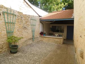 a courtyard of a house with two windows at Gîte simone de beauvoir in Châteauvillain