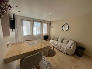 a living room with a table and a couch at Douce escale in Le Crotoy