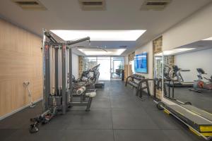 ein Fitnessstudio mit Laufbändern und Geräten in einem Raum in der Unterkunft Fortebraccio Hotel & Spa in Montone