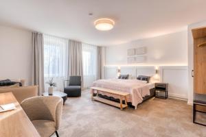 ein Schlafzimmer mit Bett und ein Wohnzimmer in der Unterkunft Hotel Bad Minden in Minden + 54 Fotos