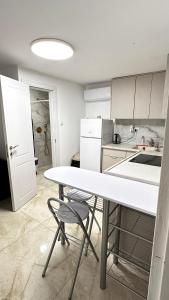 a kitchen with a table and two stools at בית פרטי ליד הכנרת בקריית שמואל מושלם לאירוח בשבתות ובחגים in Tiberias