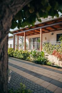 an outside view of a building with plants at Ferienlodge bei den Reben in Sankt Margarethen im Burgenland
