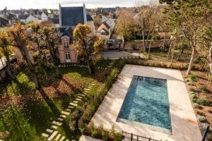an aerial view of a yard with a swimming pool at Villa Chantereine in Cabourg