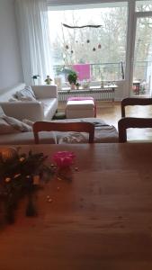 a living room with a table with flowers on it at Zimmer an der Wedel in Burgwedel
