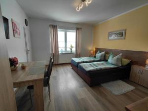 ein Wohnzimmer mit Sofa und Tisch in der Unterkunft Doppelappartement CityImmo in Gotha + 3 Fotos
