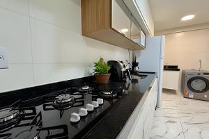 a kitchen with a stove top oven in a kitchen at Refúgio Aconchegante Montanhas Capixabas 2 Quartos in Marechal Floriano