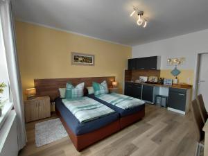 ein Schlafzimmer mit einem Bett und einem Schreibtisch in der Unterkunft Doppelappartement CityImmo in Gotha