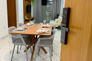 a dining room with a table and chairs at Refúgio Aconchegante Montanhas Capixabas 2 Quartos in Marechal Floriano