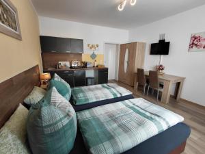 ein Hotelzimmer mit zwei Betten und einer Couch in der Unterkunft Doppelappartement CityImmo in Gotha