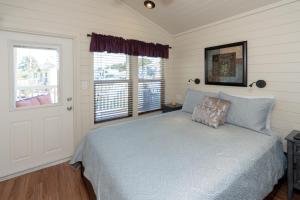 a bedroom with a bed and a window at Sun Outdoors Central Coast Wine Country in Paso Robles +25 photos