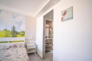 a bedroom with a bed and a mirror at Edificio Prieto VIV 7 in Puerto del Rosario