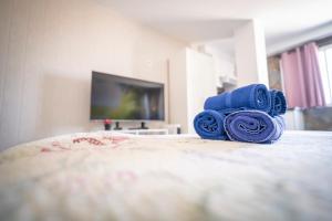 a pile of blue towels sitting on top of a bed at Edificio Prieto VIV 7 in Puerto del Rosario +27 photos