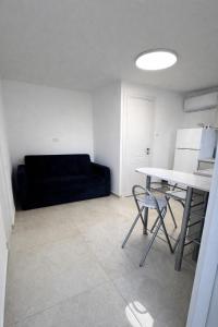 a room with a couch and a table and chairs at בית פרטי ליד הכנרת בקריית שמואל מושלם לאירוח בשבתות ובחגים in Tiberias +16 photos