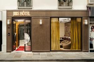a store front with a sign that reads this hotel at Jills Hôtel in Paris