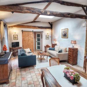 a living room filled with furniture and a table at Repos à Ribérac B&B in Ribérac