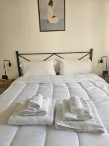 ein weißes Bett mit zwei Handtüchern darauf in der Unterkunft host19 in Campobasso