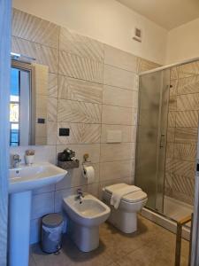 ein Badezimmer mit Waschbecken, Toilette und Dusche in der Unterkunft host19 in Campobasso