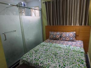 ein Schlafzimmer mit Bett und Glasdusche in der Unterkunft Eliteclassy in Iju