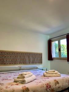 ein Schlafzimmer mit einem Bett, auf dem Handtücher liegen in der Unterkunft Parco Delle Valli in Sassari
