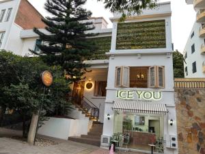 a white building with a tree in front of it at Leclerc Hotel Boutique Cali Granada in Cali