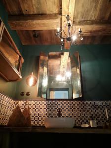 ein Badezimmer mit Waschbecken und Spiegel in der Unterkunft Moniówka in Nowe Kawkowo + 70 Fotos
