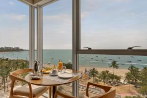 a dining room with a table and a view of the beach at Venti Hotel - By Brisa Hotéis - Soft Opening in Maceió