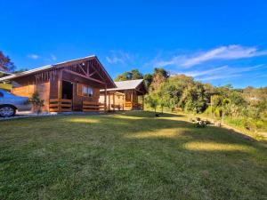 a large yard in front of a log cabin at Cabanas Sitio Amigos in Bento Gonçalves
