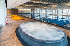 Bazén v ubytování Lielupe Hotel SPA & Conferences by Semarah nebo v jeho okolí