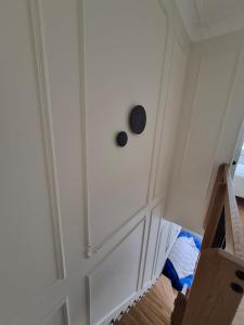 a door with a black door knob on a wall at Appartement duplex Granville in Granville