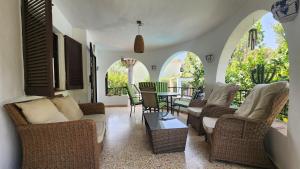 a living room with a couch and chairs and a table at Chalet a 500m del mar in Altea