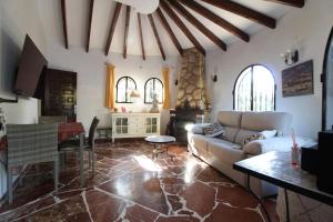 a living room with a couch and a table at Chalet a 500m del mar in Altea