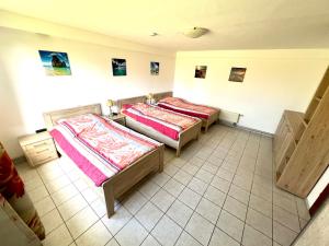 a bedroom with two beds in a room at Apartment mit 4 Betten in Karben
