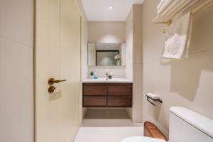 a bathroom with a sink and a mirror at Boyi Apartment - Shanghai National Convention and Exhibition Center Branch in Shanghai