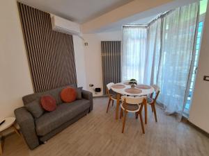 a living room with a couch and a table at Opium STUDIO ALEZZI in Mamaia Sat/Năvodari