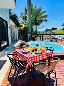 a table with a red and white checkered table cloth at Casa campo moderna e confortável in Itatiba