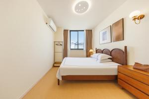 a bedroom with a white bed and a window at Boyi Apartment - Shanghai National Convention and Exhibition Center Branch in Shanghai +21 photos