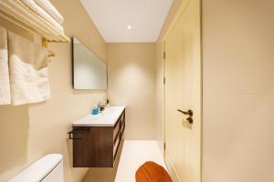 a bathroom with a sink and a toilet at Boyi Apartment - Shanghai National Convention and Exhibition Center Branch in Shanghai