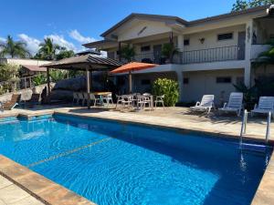 a swimming pool in front of a house at Hotel Zima in San Isidro de El General
