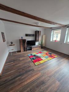 an empty living room with a rug on the floor at Fewo's kleine Auszeit in Quedlinburg