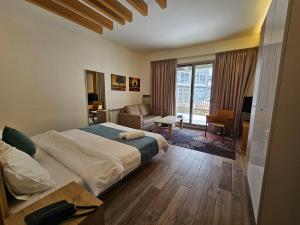 ein Schlafzimmer mit Bett und ein Wohnzimmer in der Unterkunft Villajohn in Ad Dā‘ūq + 24 Fotos