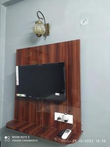 a flat screen tv sitting on top of a wooden wall at Hotel Radhika Palace in Mirzāpur