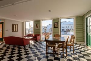 ein Esszimmer mit Tisch und Stühlen in der Unterkunft Bakerigården in Lillesand