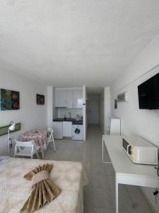 a living room with a bed and a kitchen at Casa climatizada in Playa Fañabe