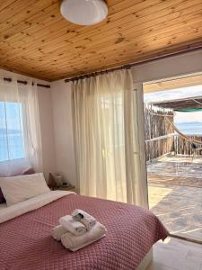 a bedroom with a bed with towels on it at Qeparo Antonio Rooms in Qeparo